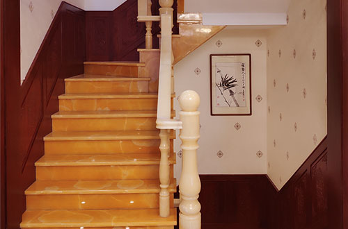 南岳中式别墅室内汉白玉石楼梯的定制安装装饰效果